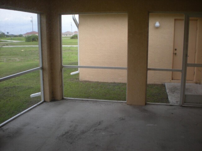 Building Photo - Freshly painted interior and BRAND NEW LVP...