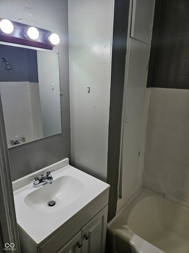 Building Photo - 835 N Gladstone Ave