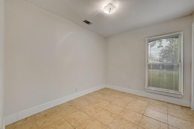 Building Photo - 509 Greenway Dr