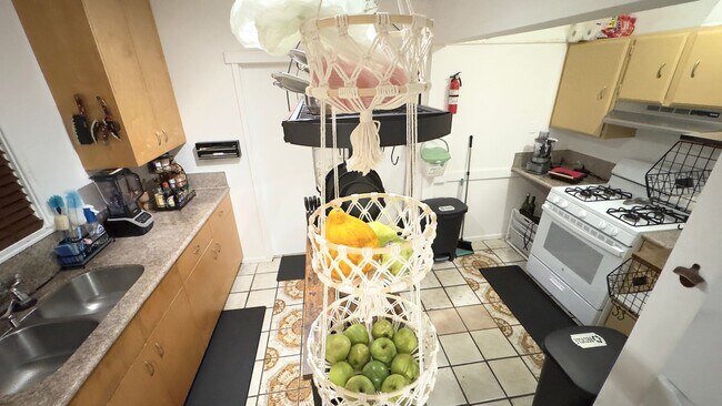 Building Photo - 878 Warren Ave