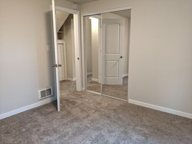 Building Photo - 8285 Meadowbrook Way SE