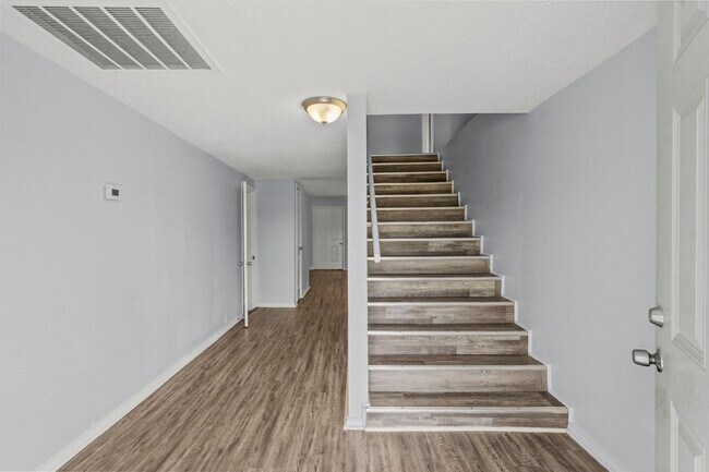 Building Photo - Charming 4-Bedroom, 2-Bath Home in Lamarque, TX