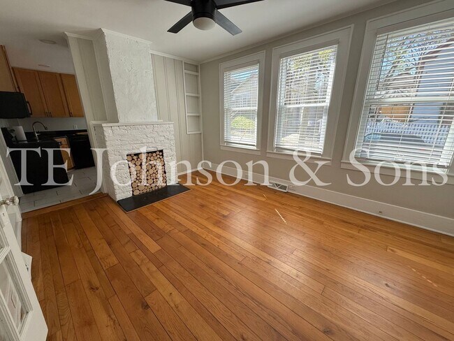 Building Photo - Charming 3BR Home with Fenced Yard, Hardwood Floors and Classic Built Ins