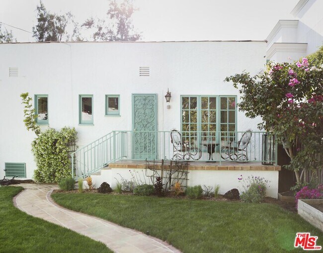 Building Photo - 146 N La Peer Dr