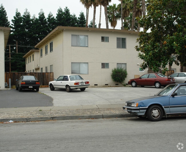 Building Photo - 934 Tamarack