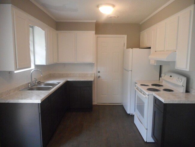 Building Photo - Charming 3 Bedroom, 1.5 Bath Home with Gar...
