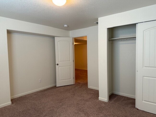 Building Photo - House For Lease