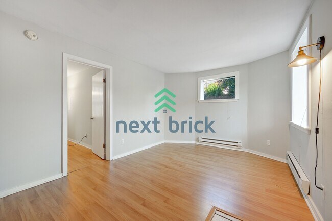 Building Photo - "Charming 2-Bed Retreat in Seattle's Heart – Cozy 840 Sq Ft Haven on 14th Ave West!"