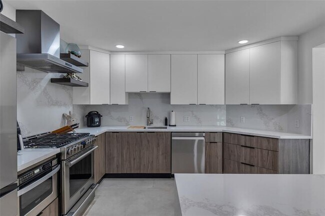 Building Photo - 160 SE 3rd Ct