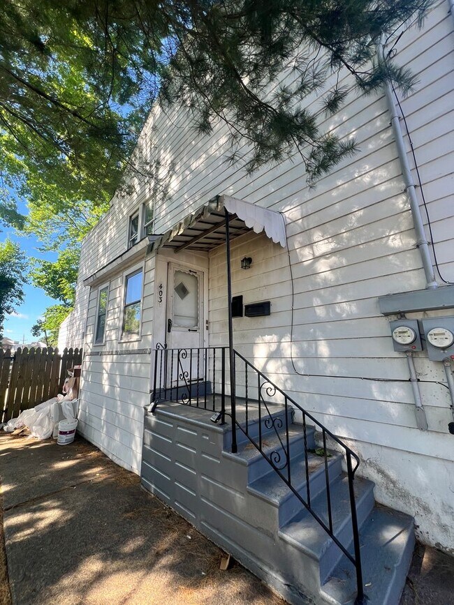 Building Photo - 403 Cummings Ave
