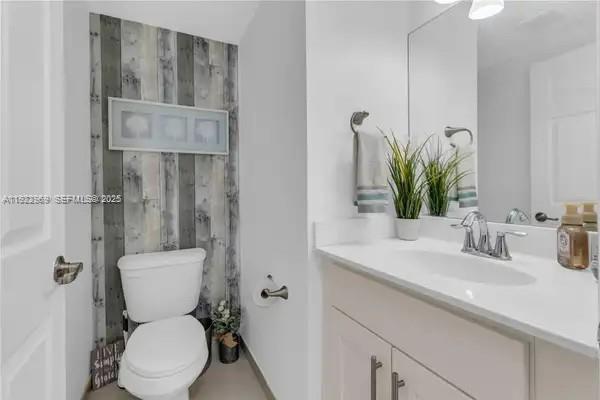 Building Photo - 6035 NW 104th Path