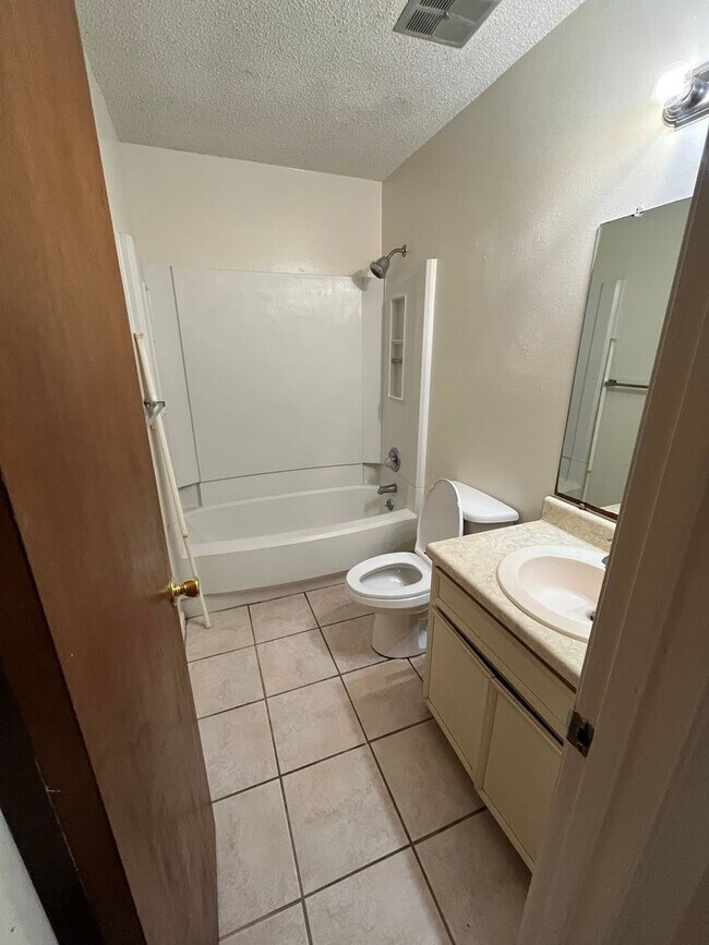 Building Photo - Classic Manor