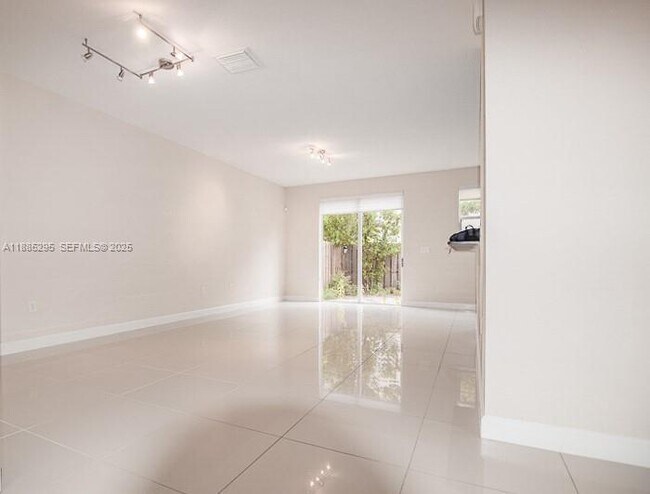 Building Photo - 1024 NE 207th Terrace