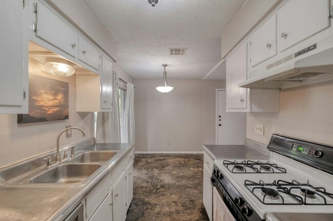 Building Photo - Cozy 2-Bedroom Duplex in Prime North Austi...