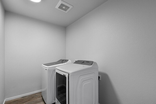 Building Photo - Students Welcome! Two Story 3 Bed 2.5 Bath Town Home North Fort Collins