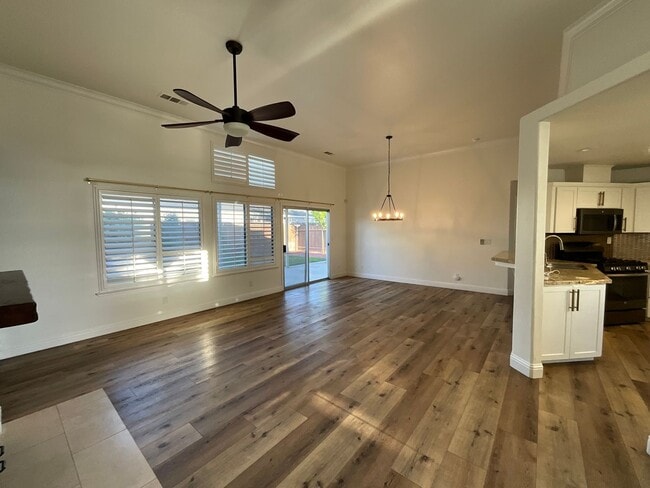 Building Photo - Updated 3 Bedroom 2 Bath Home in Fresno!