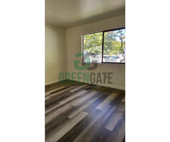 Building Photo - 700 W Roseburg Ave