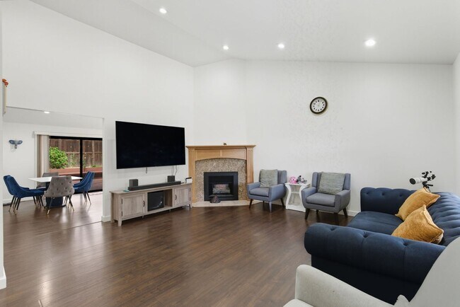 Building Photo - Welcome to elegant living in the heart of ...