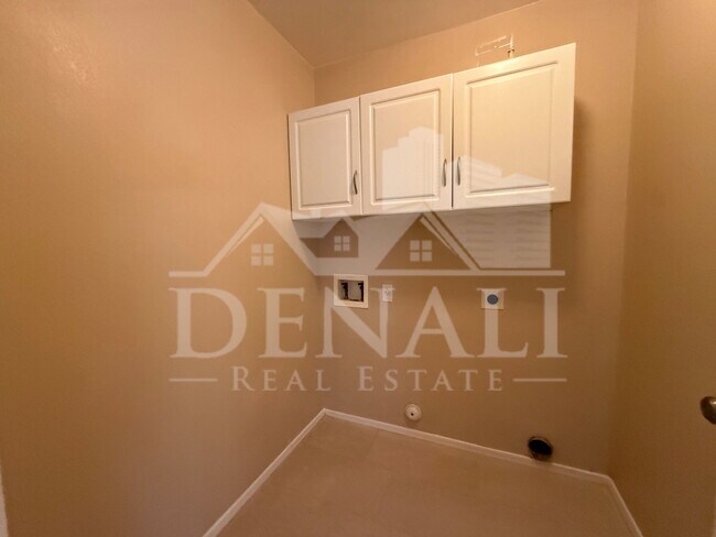 Building Photo - 805 S Esmeralda