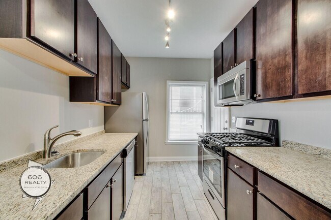 Building Photo - Beautiful Rehabbed Hyde Park Apartments! S...