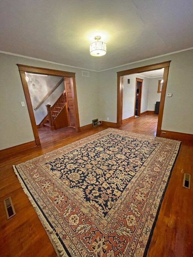 Building Photo - Three Bedroom House on Main St! | Parking, Laundry, and Central Air