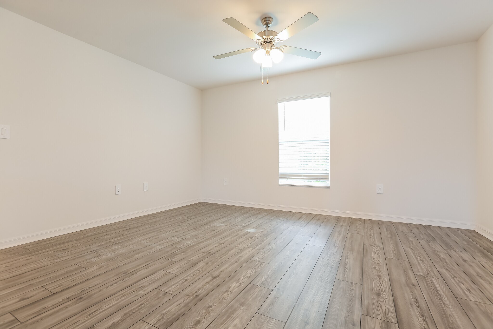 Building Photo - 5725 Centro Ave