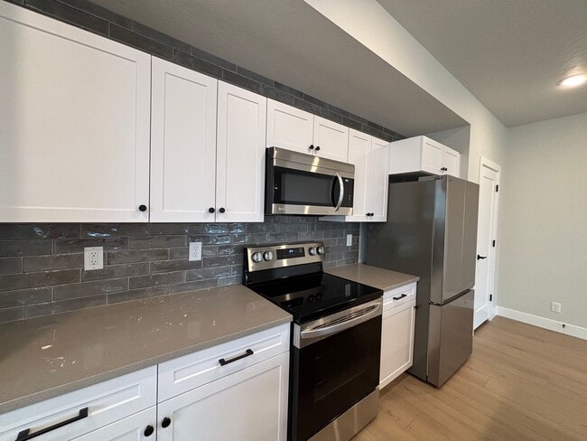 Building Photo - BRAND NEW END TOWNHOME FOR RENT!