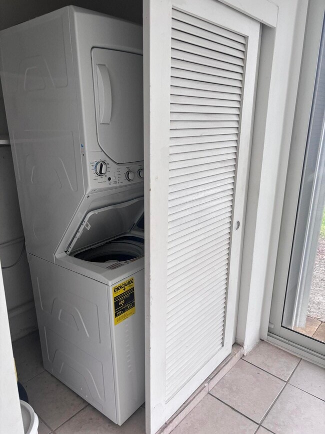 Building Photo - 2213 NE 1st Ct