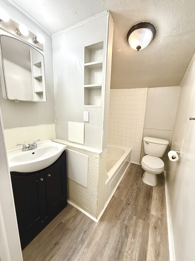 Building Photo - 422 D St SE