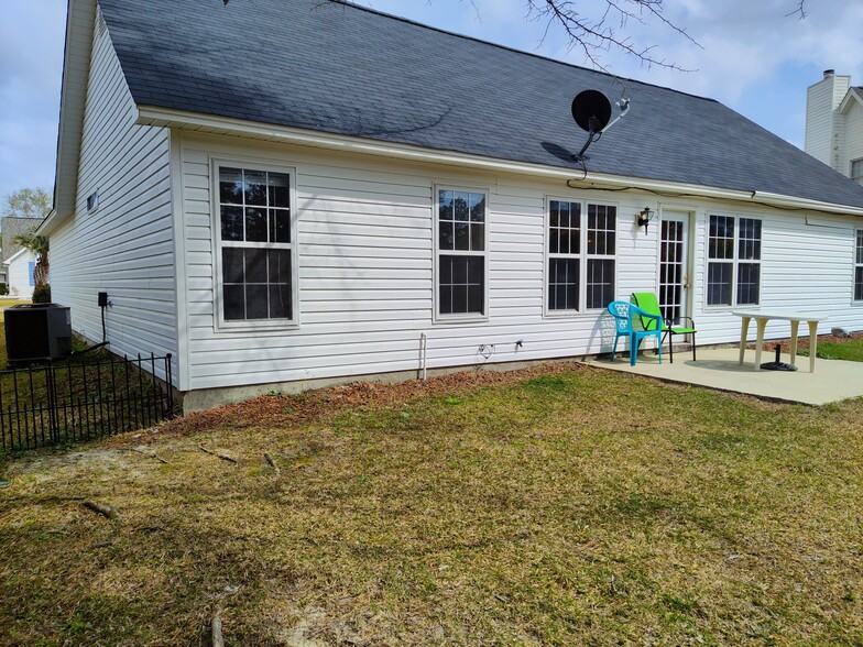 Building Photo - 530 Lake Park Dr