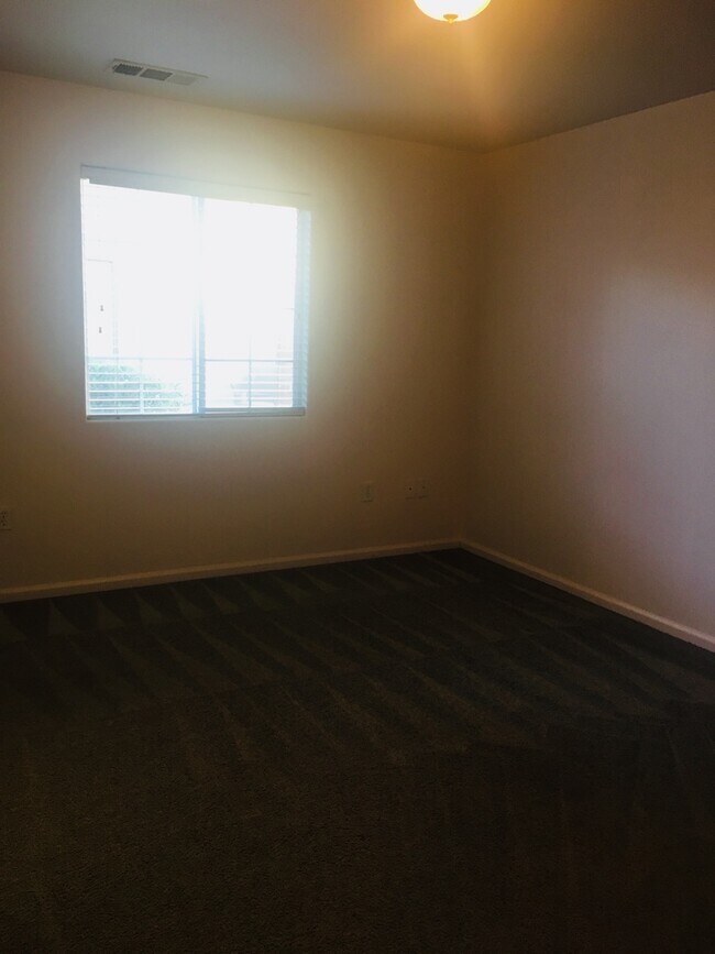 Building Photo - Spacious Apartment!!!