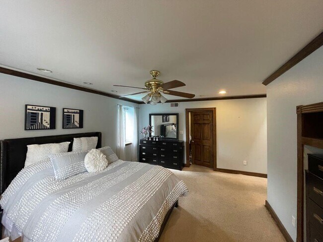 Building Photo - 452 N Post Oak Ln