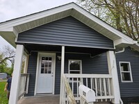 Building Photo - Newly Renovated Unit