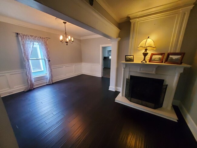 Building Photo - 633 Moulton St E