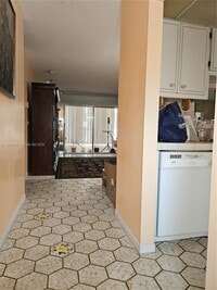 Building Photo - 5121 W Oakland Park Blvd