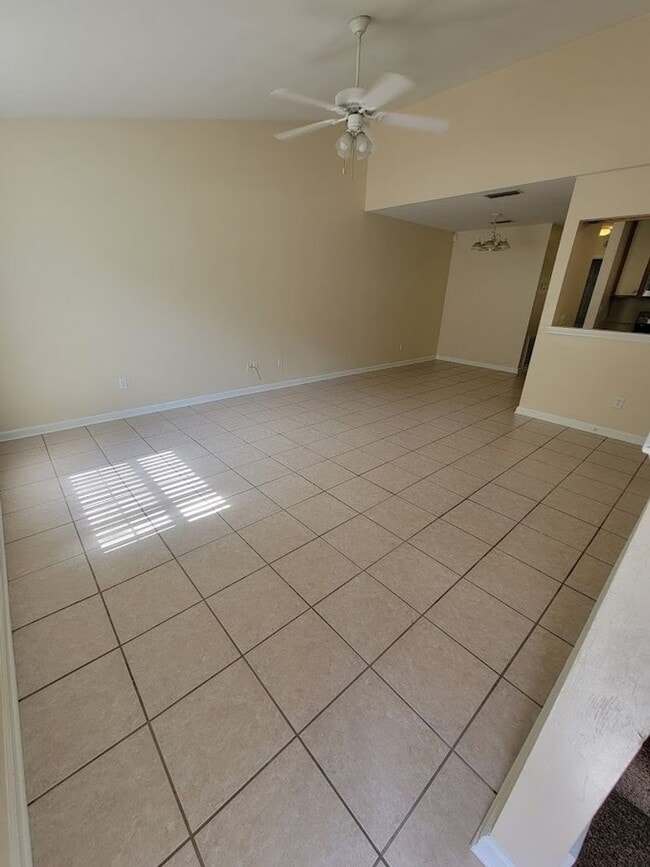 Building Photo - 3 BR/ 2BA Townhome located in