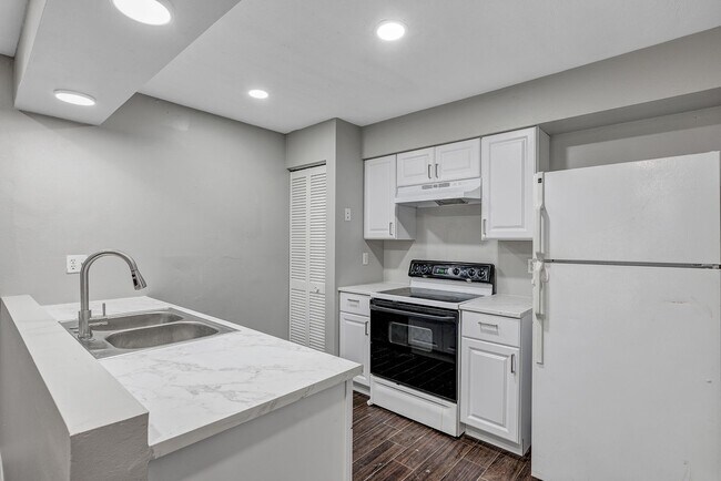 Building Photo - Spacious 3BR/2BA Ocala Home with Modern Finishes,Fireplace Floor-to-Ceiling Sliding Glass Doors &...