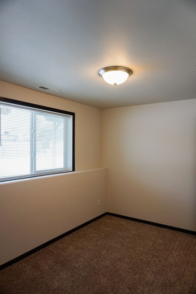 Building Photo - 3 Bed 3 Bath Twin Home