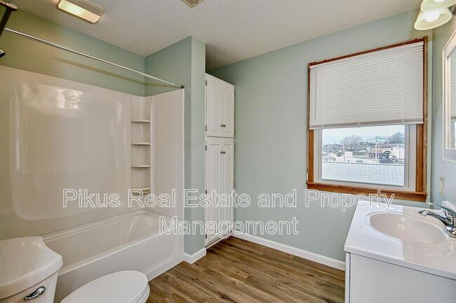 Building Photo - 711-713 N Main St