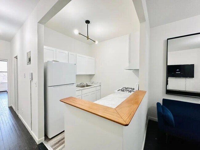 Building Photo - Furnished room/NOT APARTMENT