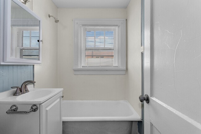 Building Photo - 2029 Swift St