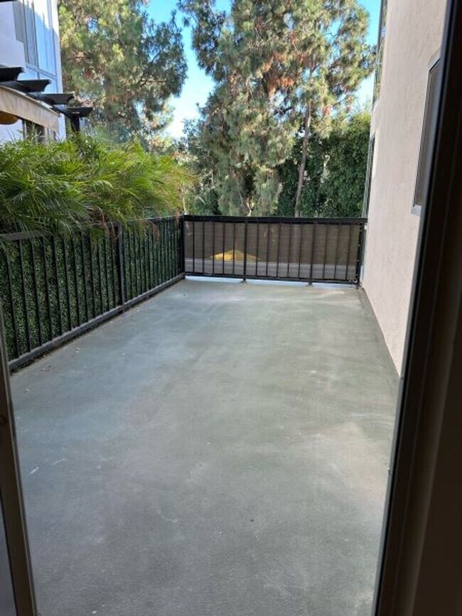 Building Photo - White Property