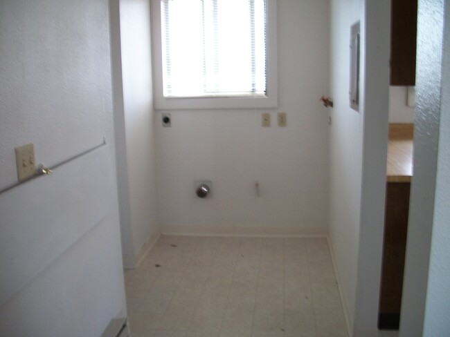 Building Photo - 2 Bedroom 1 Bath Duplex - NEW LOW PRICE