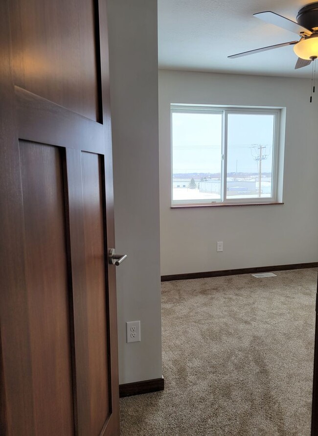 Building Photo - Middle Unit Townhouse