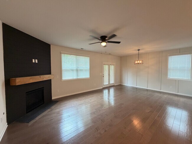 Building Photo - 1/2 Off First Month's Rent! Gorgeous 4 BR 2.5 Bath in Westlawn! Minutes from Veterans Parkway, Sh...
