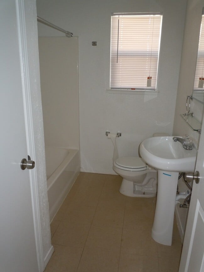 Building Photo - Beautiful 2BR/1BA Home with Hardwood Floors & Garage