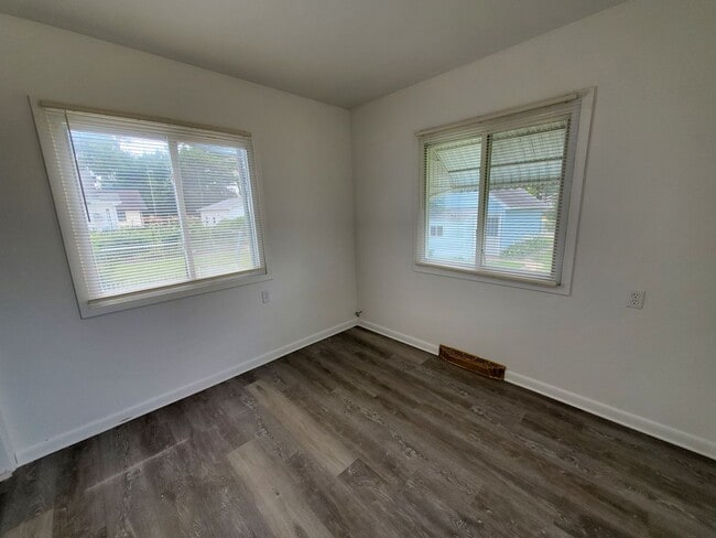 Building Photo - FOR RENT- Large Home with Fenced in Yard n...