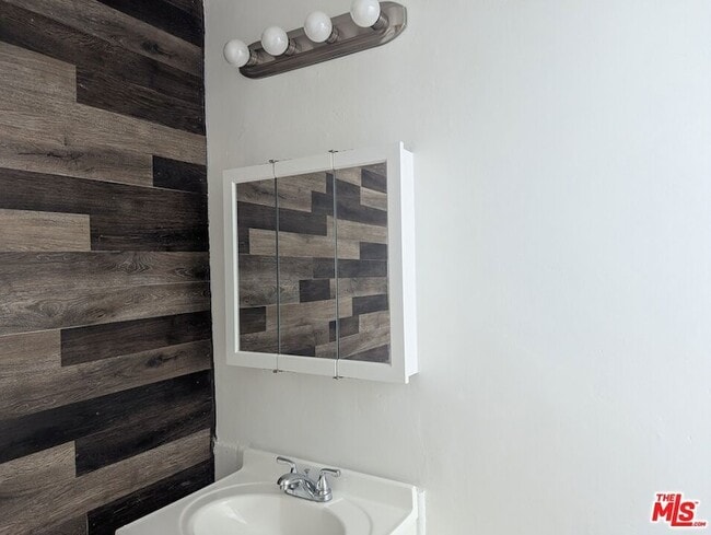 Building Photo - 634 S Gramercy Pl