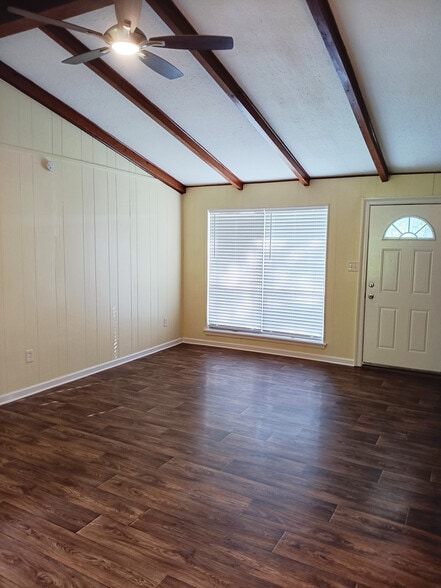 Living Room - 650 S E RR Ave