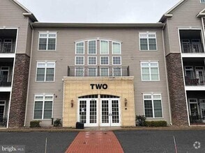 Building Photo - 2-Bedroom Townhome for professionals - Sta...